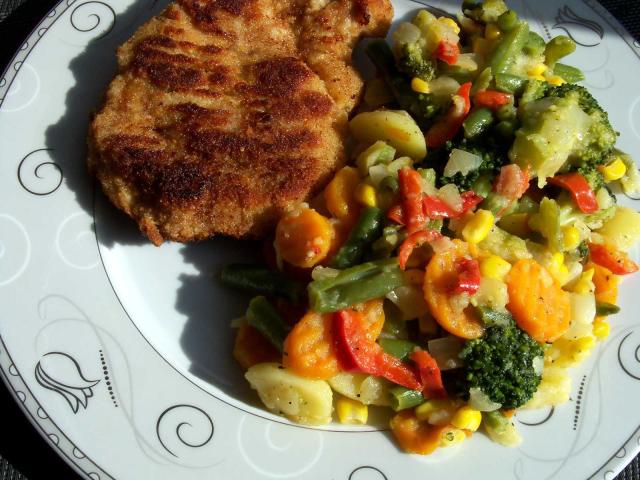 Kotlet schabowy z mieszanka warzywna
