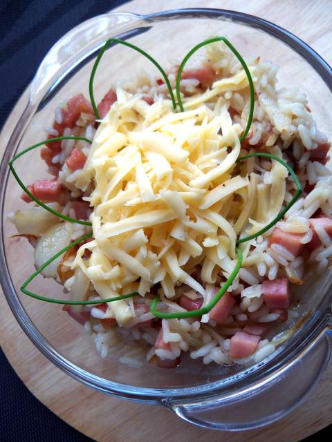 Ryż parboiled z serem żółtym, cebulą i wędliną