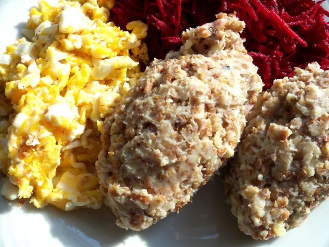 Puree ziemniaczane z kasza gryczana, jajecznica i tarte buraczki cwikłowe