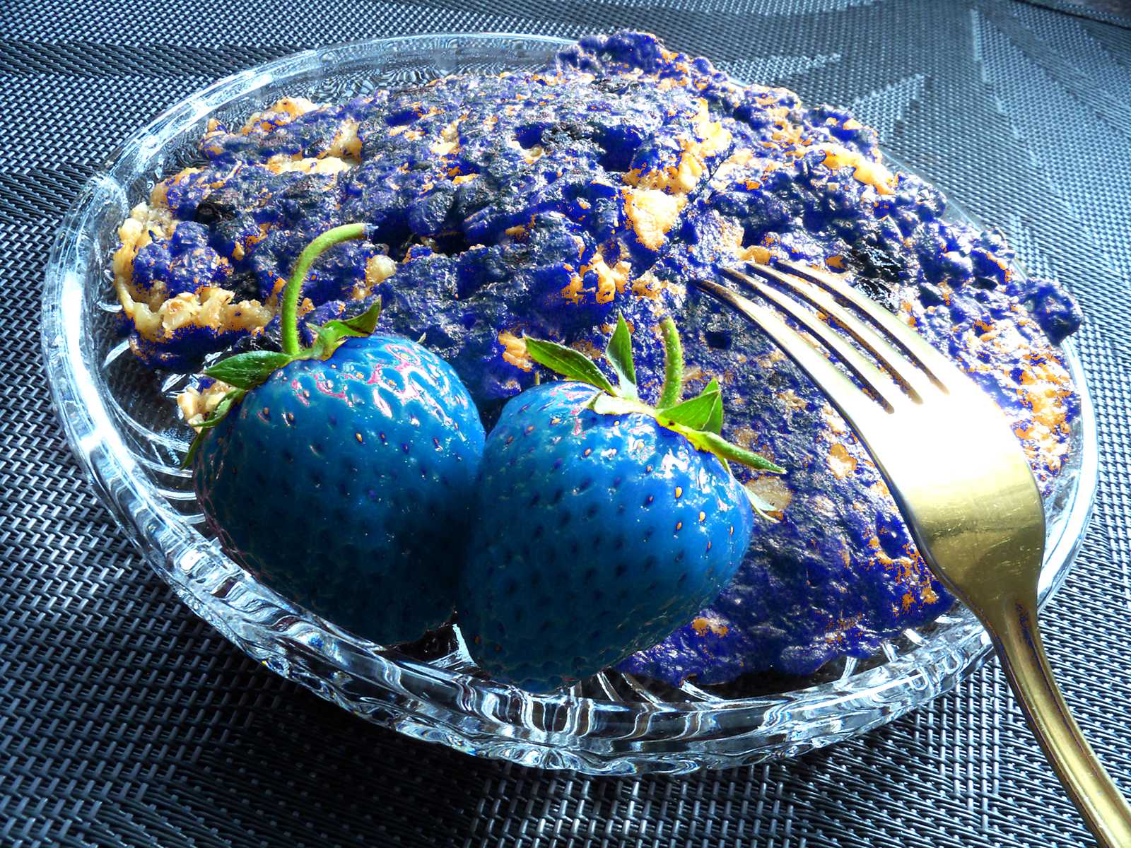 Placuszki zbożowe z niebieskimi truskawkami