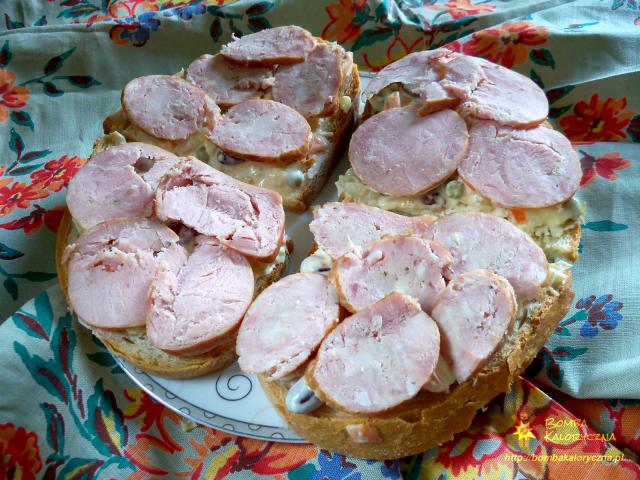 Kanapki z salatka jarzynowa i kielbasa