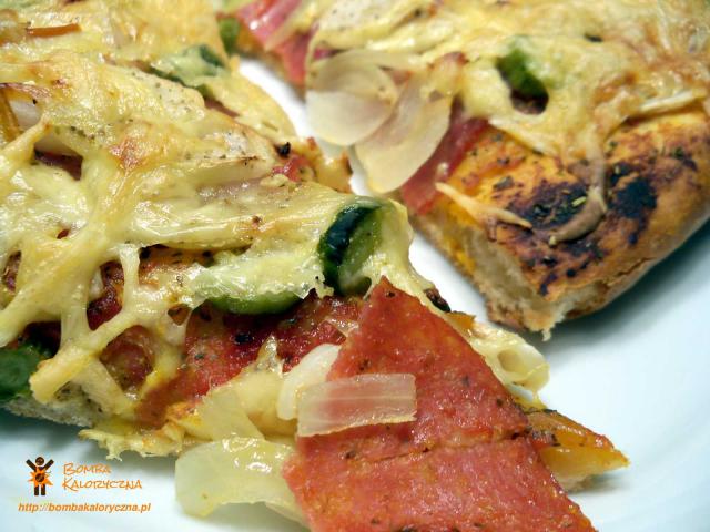 Pizza z salami cebula i czosnkiem