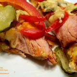 Pizza z szynką papryką i ogórkiem