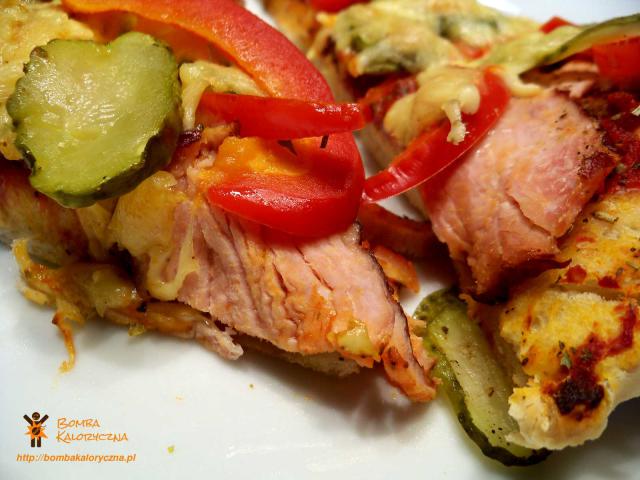 Pizza z szynką papryką i ogórkiem