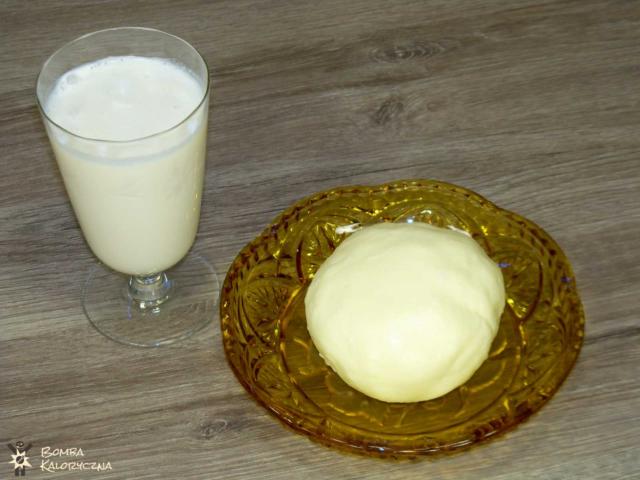 Masło domowe na talerzyku i naturalna maślanka w kieliszku