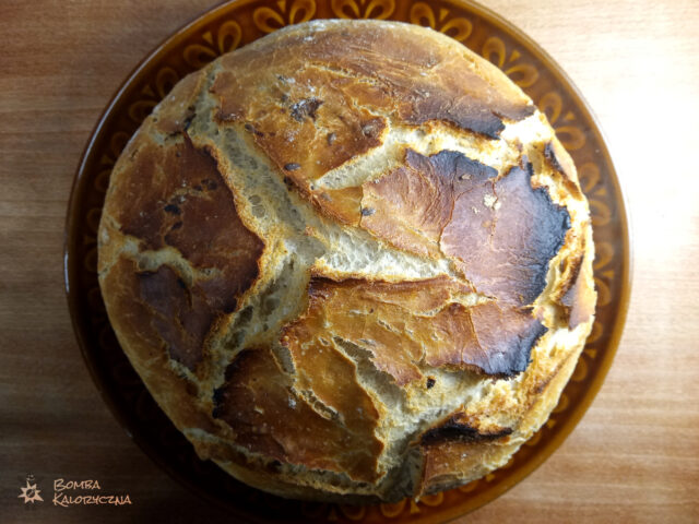 Chleb na zakwasie i drożdżach ze złocistobrązową, spękaną, aromatyczną skórką